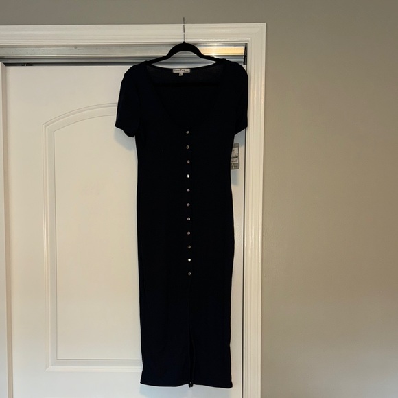 Velvet Torch Dresses & Skirts - Velvet Torch Navy Sheath Midi Dress Short Sleeve Crew Neck